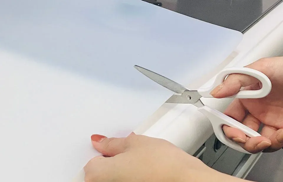 マットをカットする様子