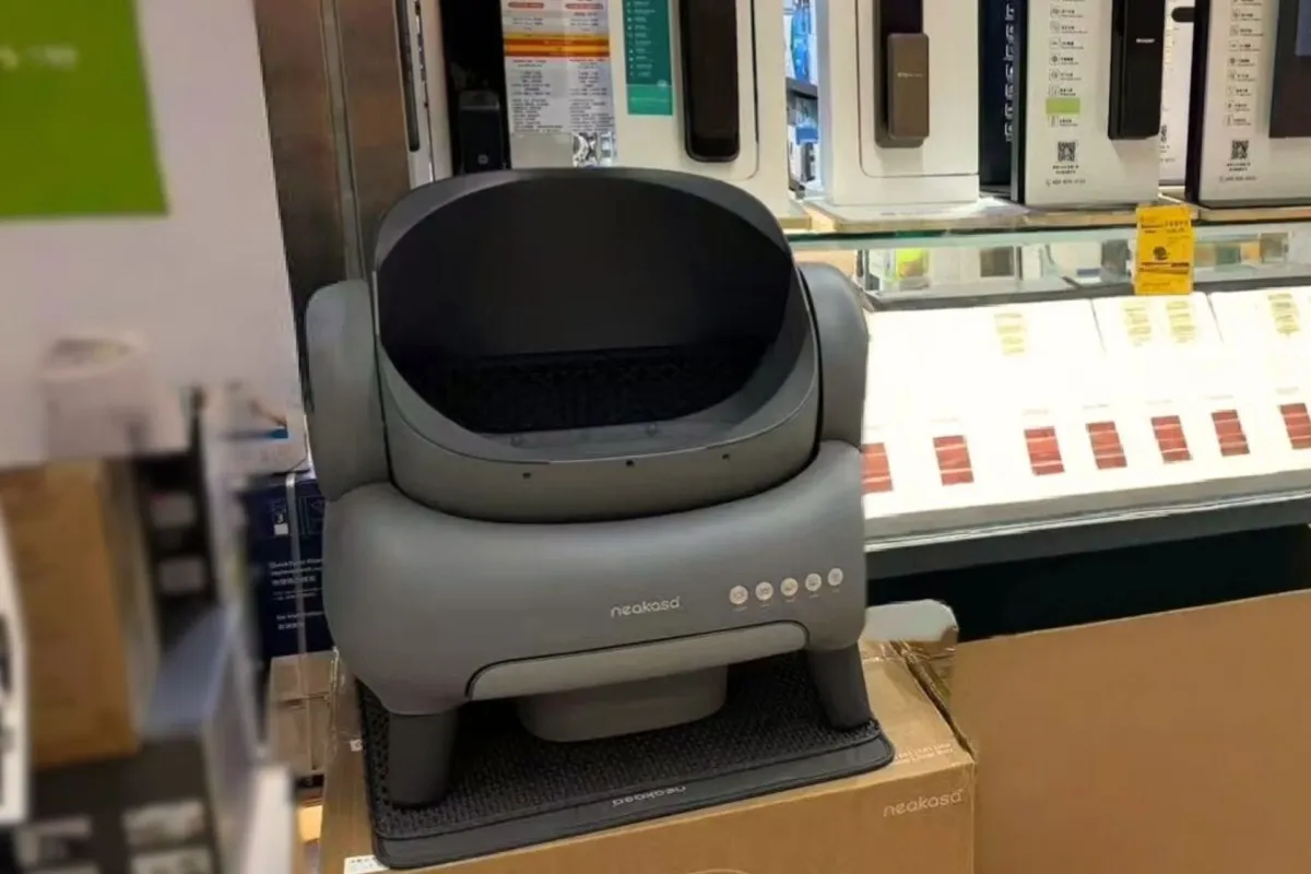 Neakasa M1 Plus自動猫トイレの店舗ディスプレイ