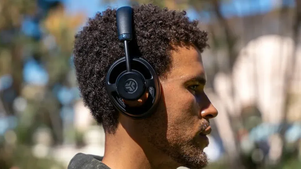 屋外でヘッドホンを装着した男性