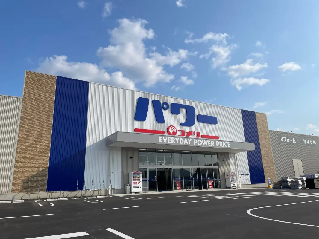 コメリパワー店舗の外観と駐車場