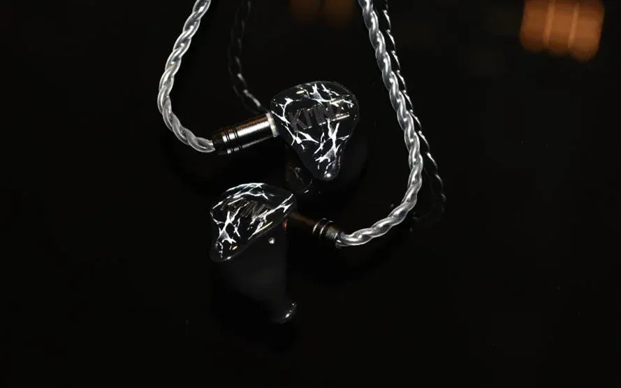 KMNZコラボイヤホン本体とケーブル