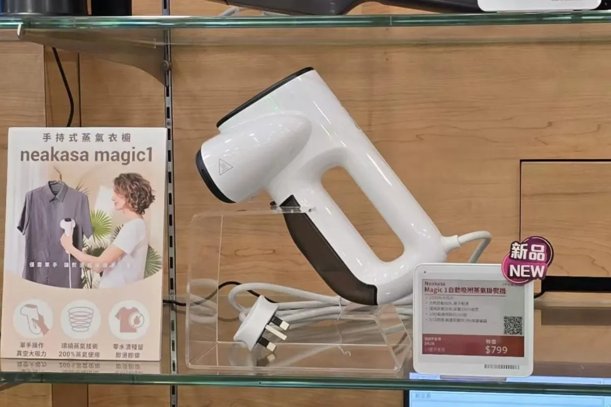 Neakasa Magic 1衣類スチーマーの店舗ディスプレイ