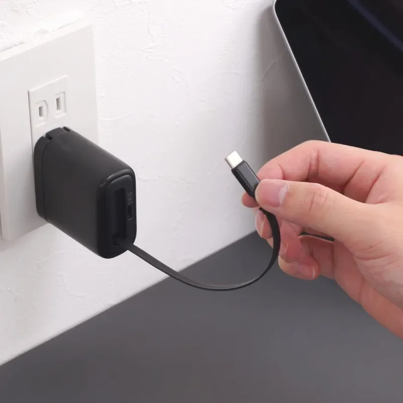 ケーブルを接続しようとしている手