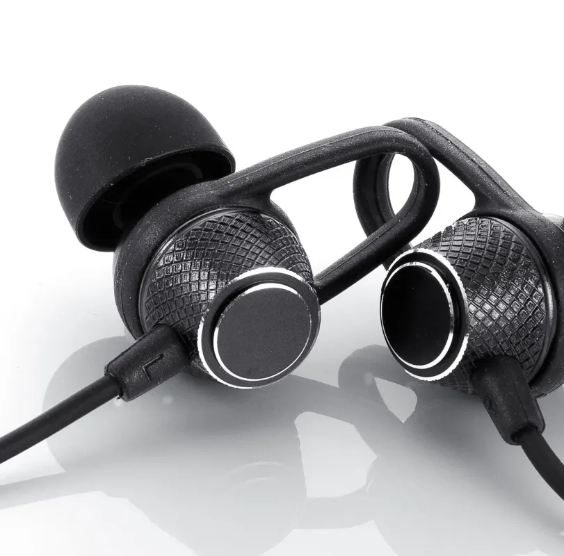 クリアな高音質を楽しめるアルミ製