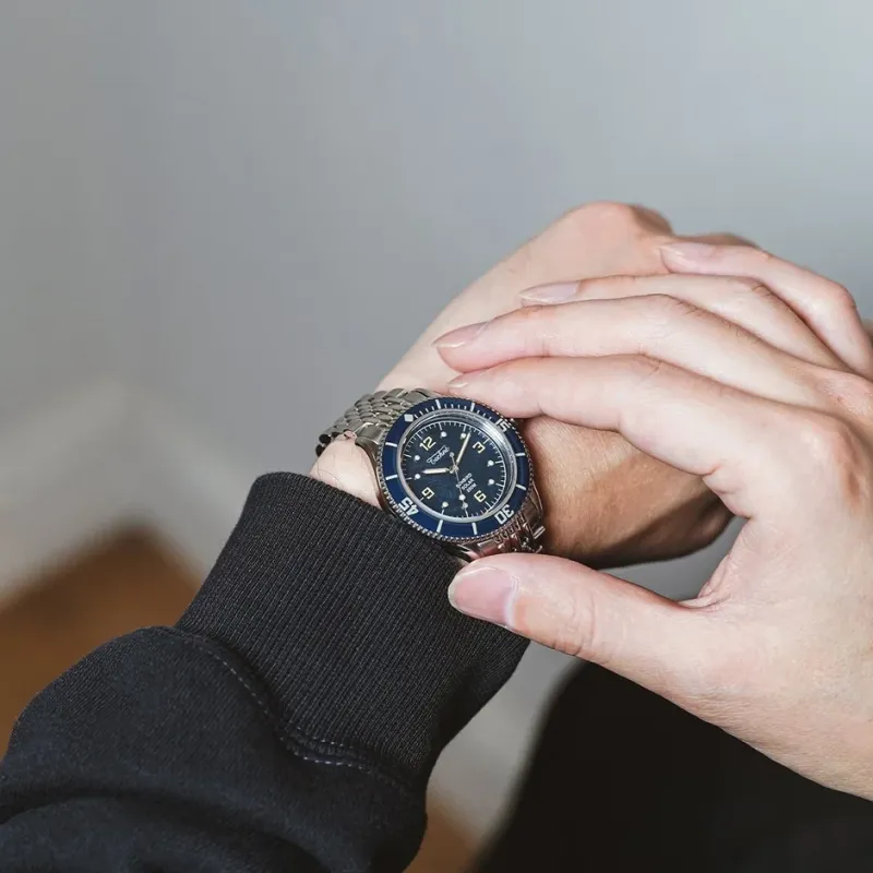 腕に着用されたTechne Marine Offshore