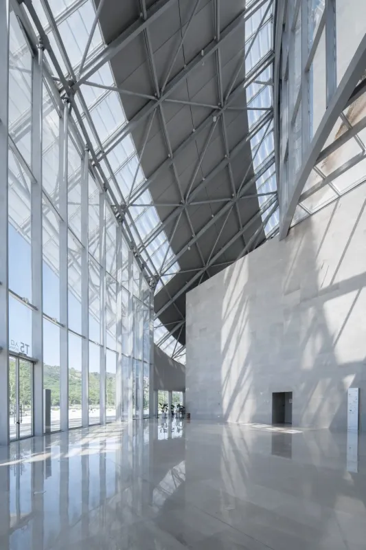 モダンな建物の内部