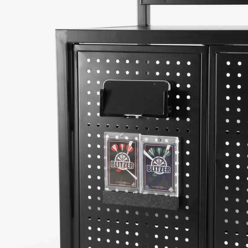 黒い有孔ボードにスマートフォンホルダーとダーツの絵柄が描かれた2枚のカード