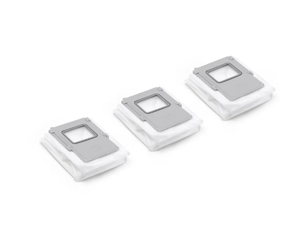 白い背景に、ロボット掃除機用のダストバッグが3つ斜めに並べられています。白い袋とグレーのプラスチック部品で構成されており、消耗品として交換用に使用されるものです。