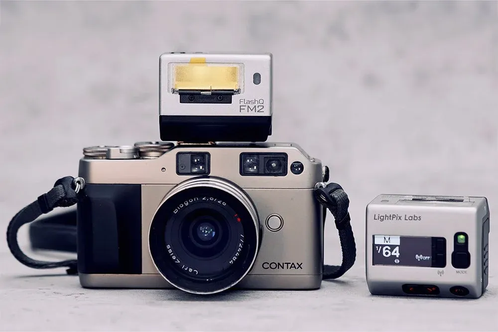 フラッシュとフィルムカメラ