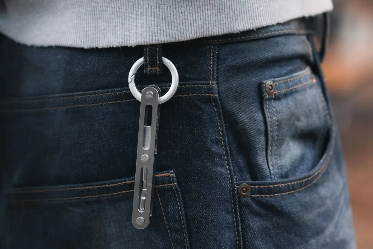 ジーンズに装着されたマルチツール
