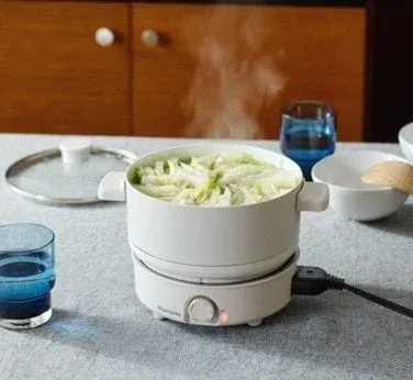 電気鍋で野菜を調理する様子