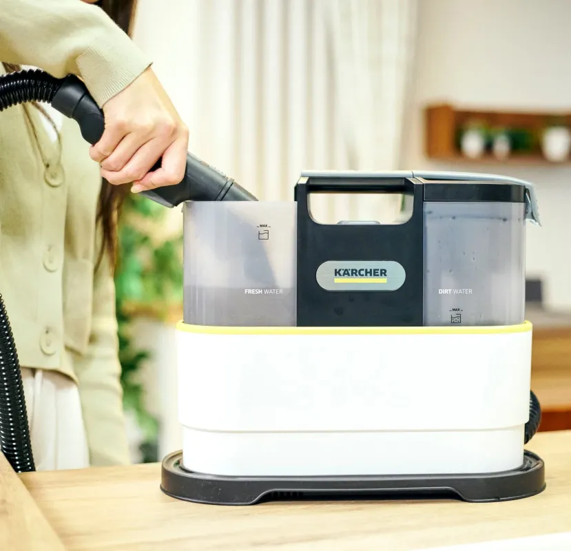 洗浄剤を塗布しながら清掃する様子