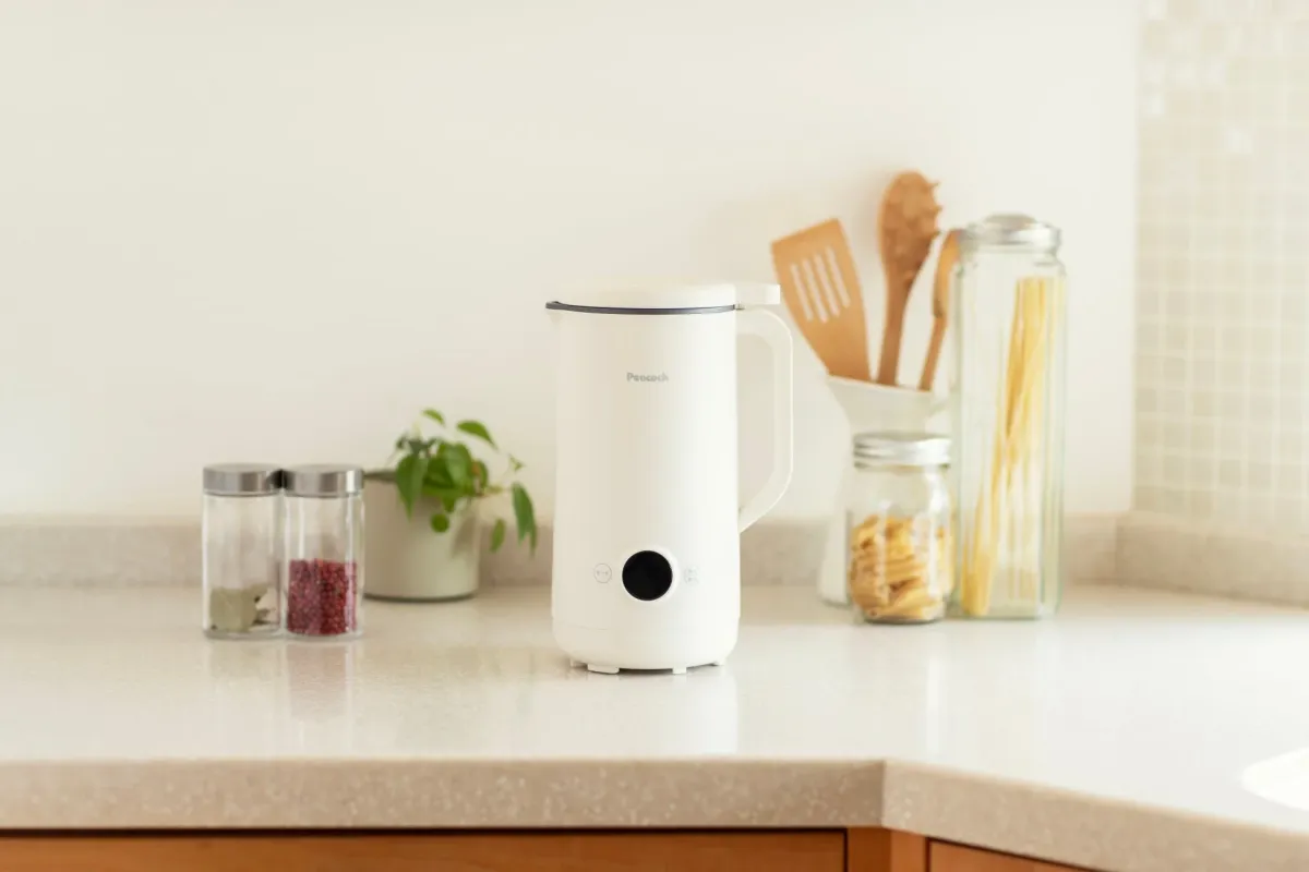 キッチンカウンターの白い調理家電