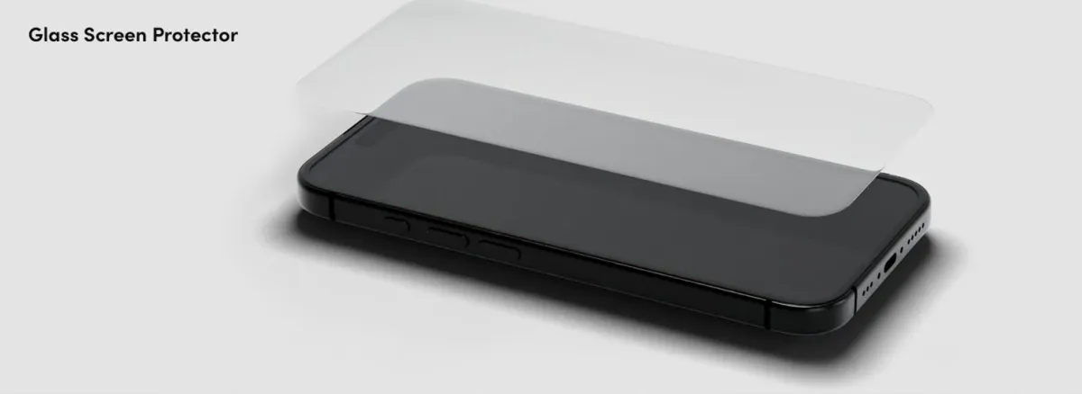 スマートフォンにガラス製スクリーンプロテクターを装着している様子