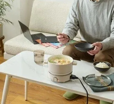 テーブルで食事をする様子