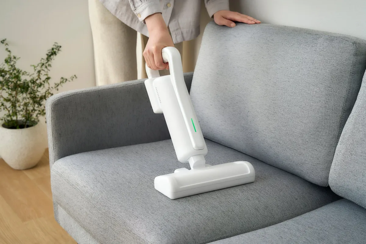 ソファを掃除する様子