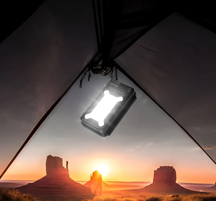 ソーラーパネル4面搭載モバイルバッテリー キャンプ風景