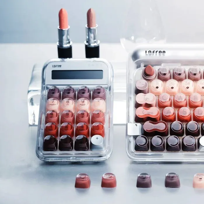 テンキーパッドとキーボード、口紅