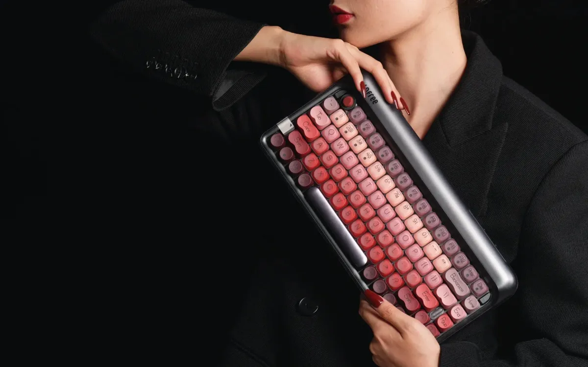 女性がキーボードを抱えているクローズアップ