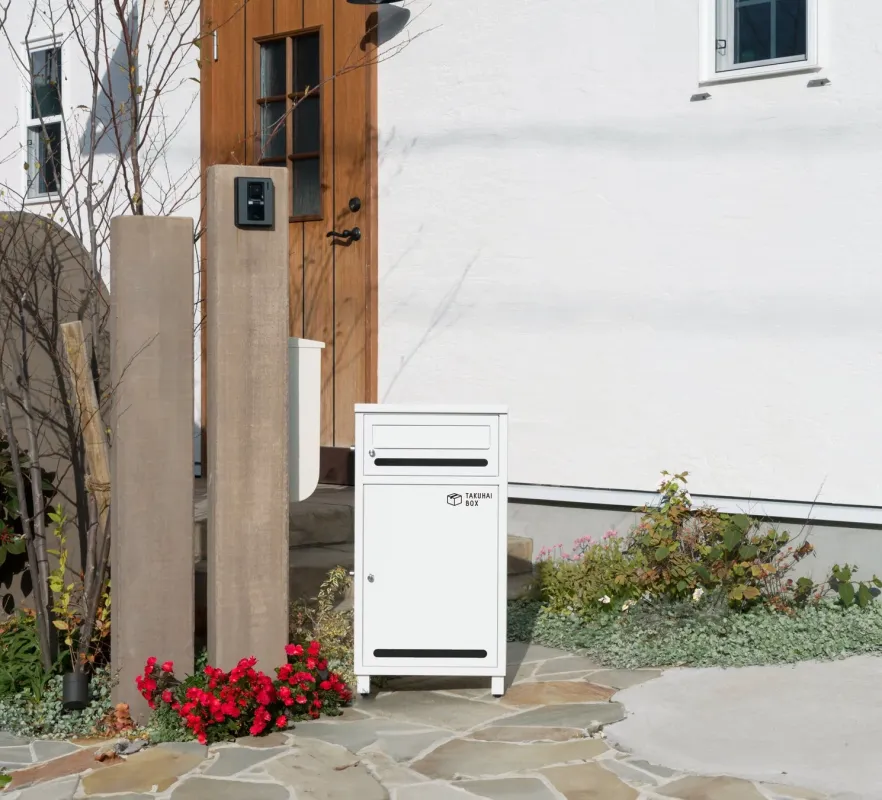 モダンな玄関に設置された宅配ボックス