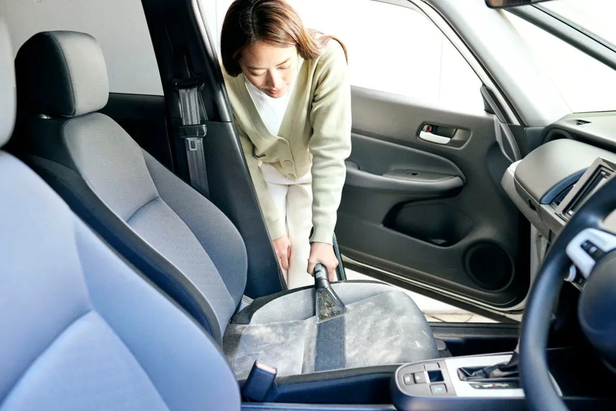 車のシートを清掃する様子