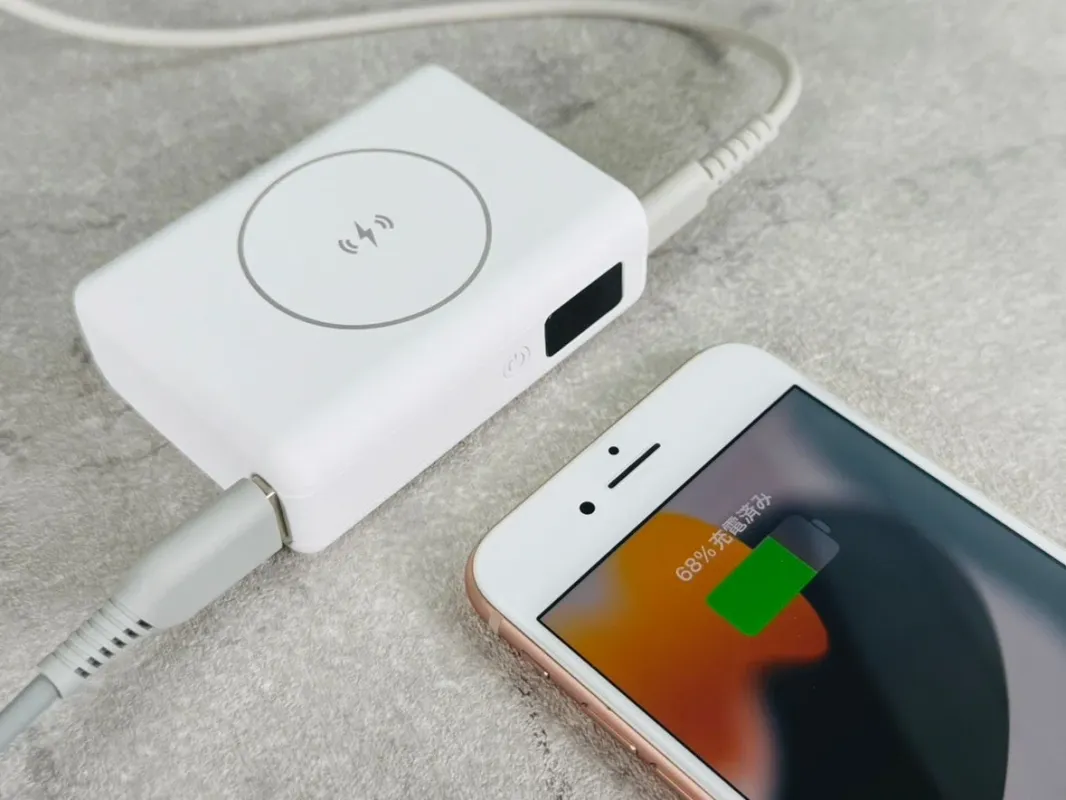 PD45W対応モバイルバッテリー 充電中