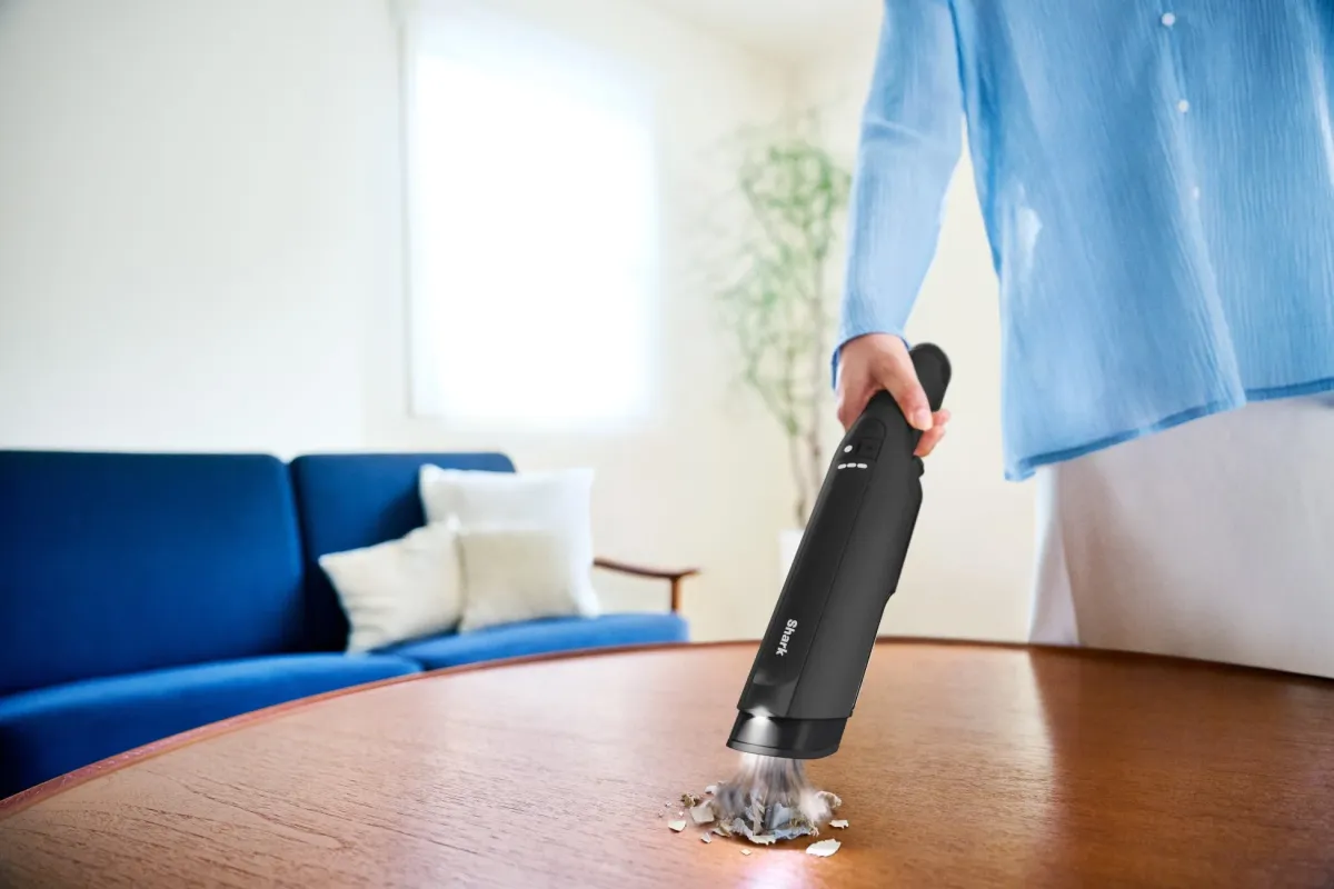 ハンディでテーブルを掃除する様子