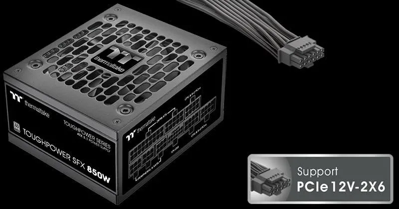 ThermaltakeのSFXフォームファクター850W電源ユニット「TOUGHPOWER SFX 850W」の製品画像。ATX 3.1規格に対応し、PCIe 12V-2X6コネクタをサポートしていることが示されています。