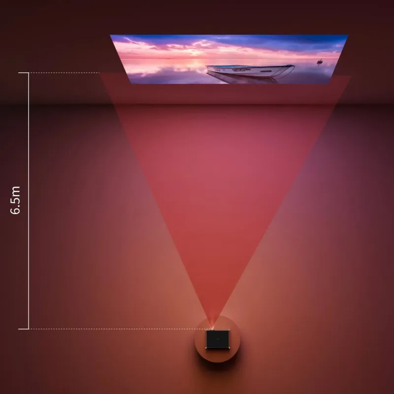 プロジェクターが天井に夕焼けとボートの美しい風景を投影している様子