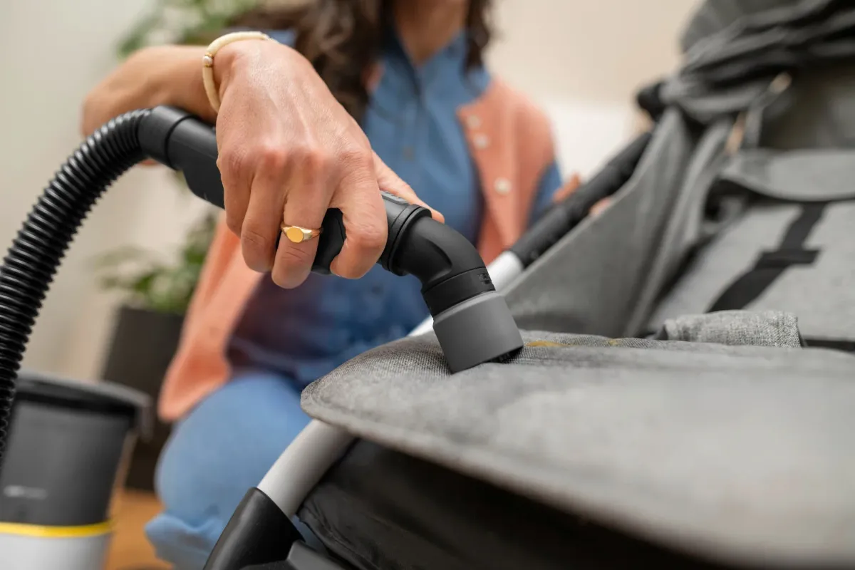 ベビーカーの汚れを清掃する様子