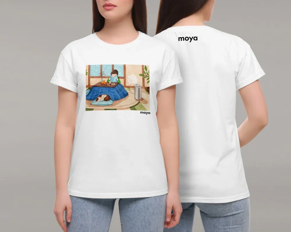 コタツでくつろぐ人物と犬、雪が降るイラストが描かれた白いTシャツ