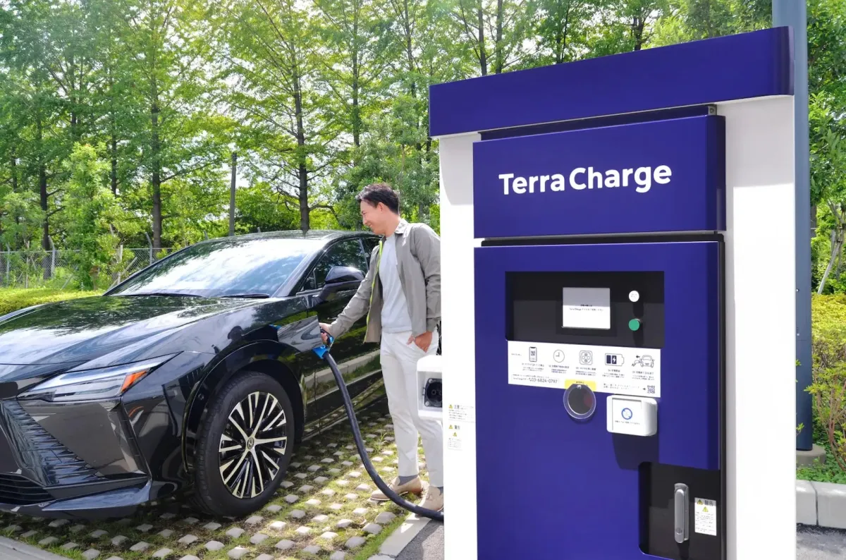Terra Chargeの充電スタンドでEVを充電する男性