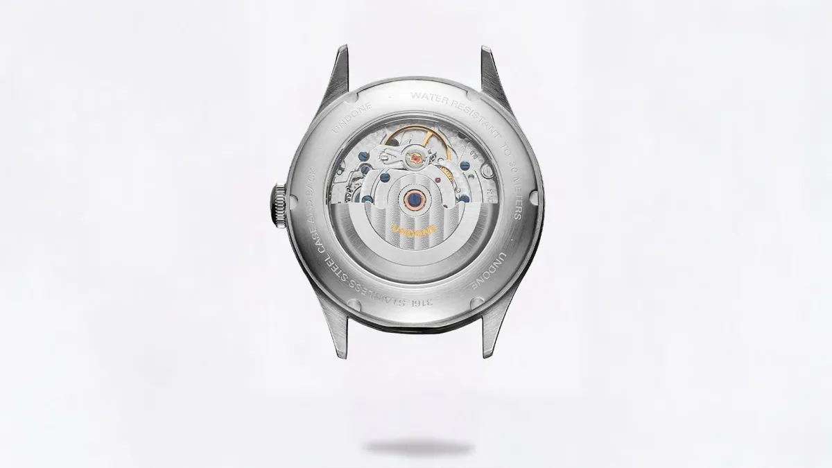 時計のシースルーバックから見えるムーブメント