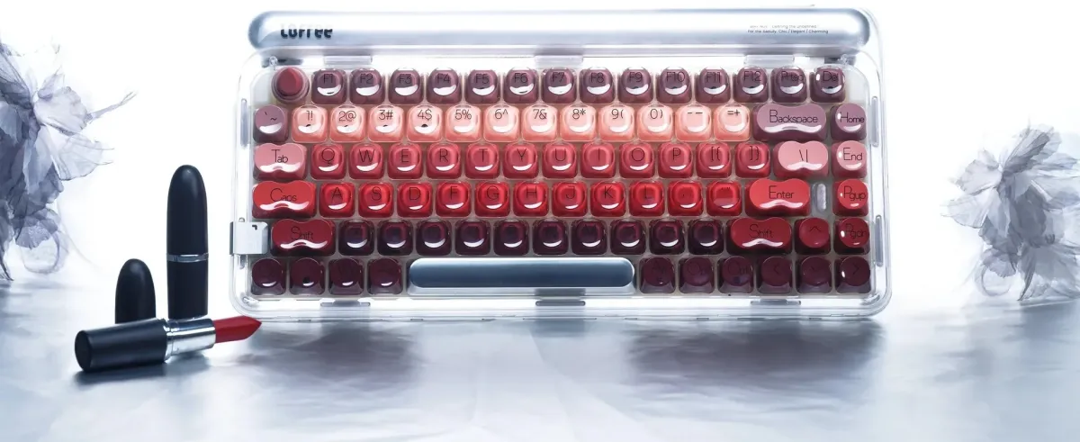 レトロなタイプライター風キーボードと口紅