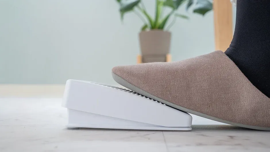 フットコントローラーを踏む足元