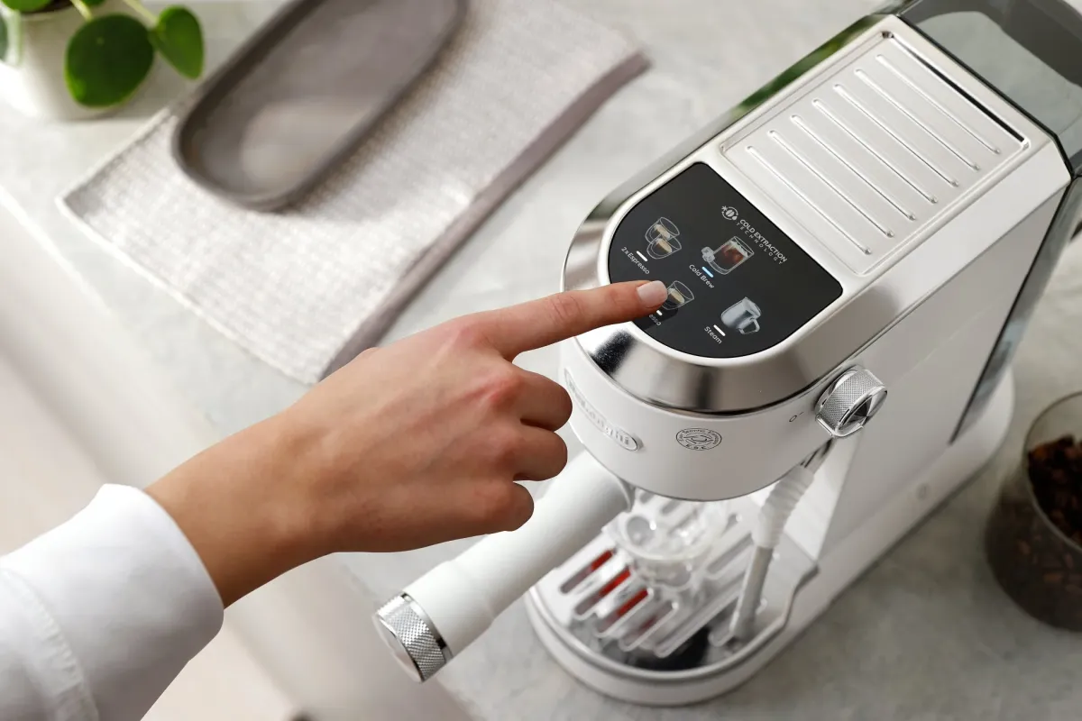 デロンギ デディカ デュオの操作パネルを指で押している様子