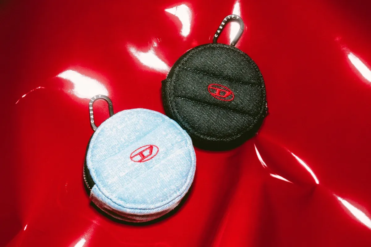 DIESELロゴの入ったデニム素材の丸いポーチ