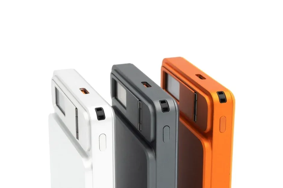 3色の製品が縦に並んでいる画像