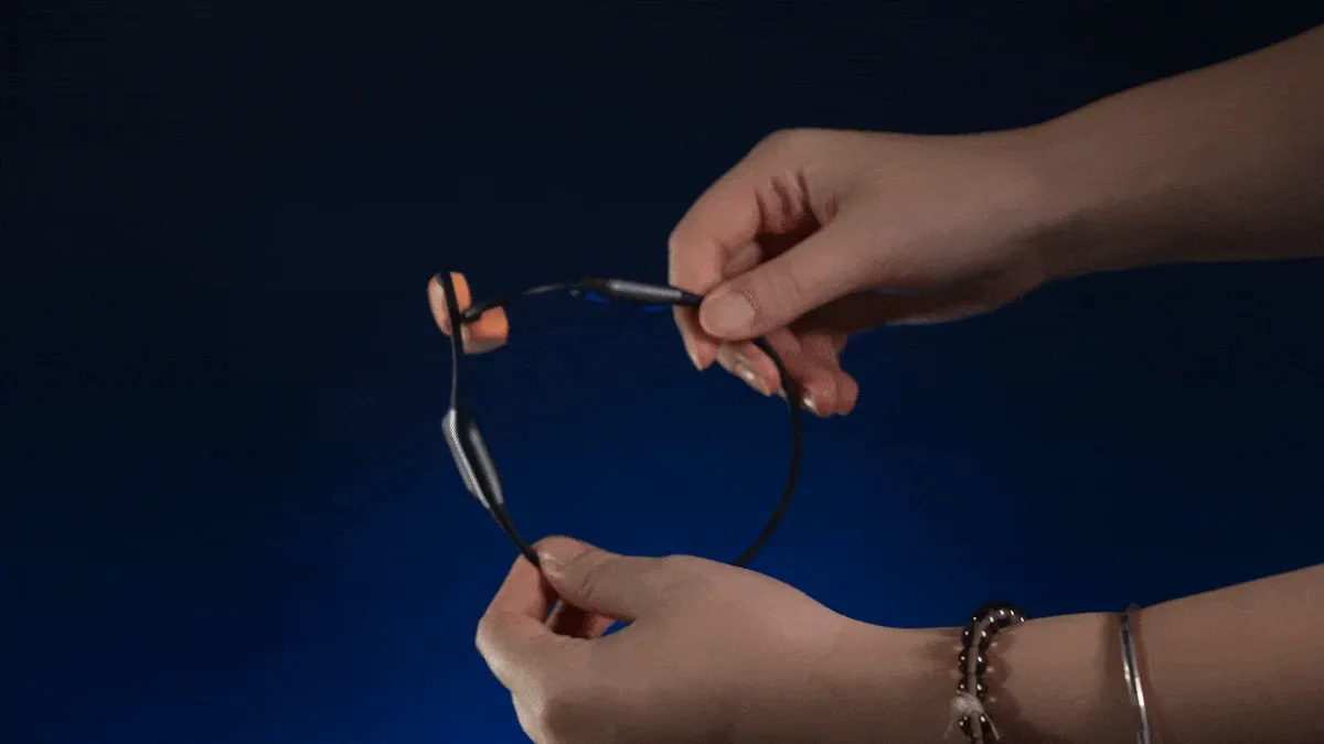 柔軟なネックバンド