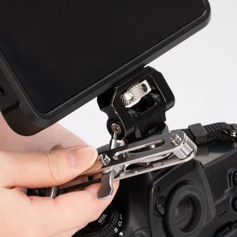 モニター調整中の手