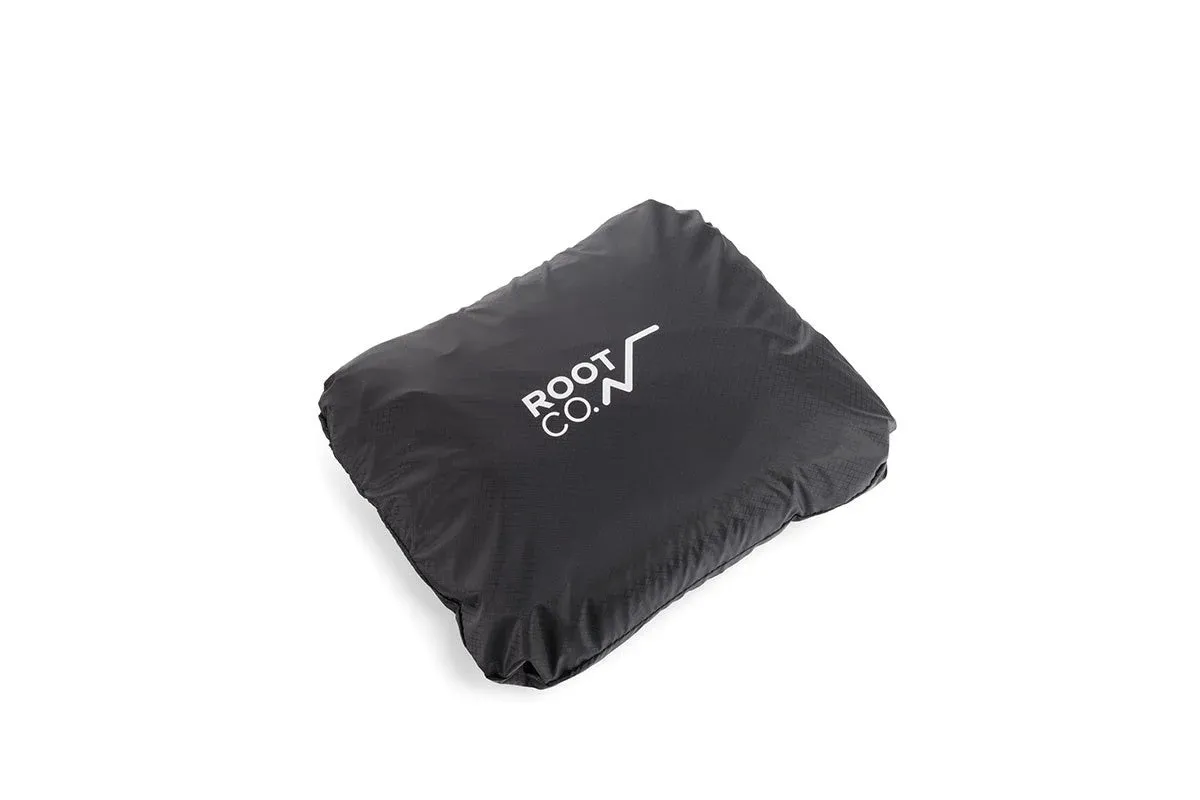 白い背景に、ROOT CO.のロゴが入った黒い収納ポーチ