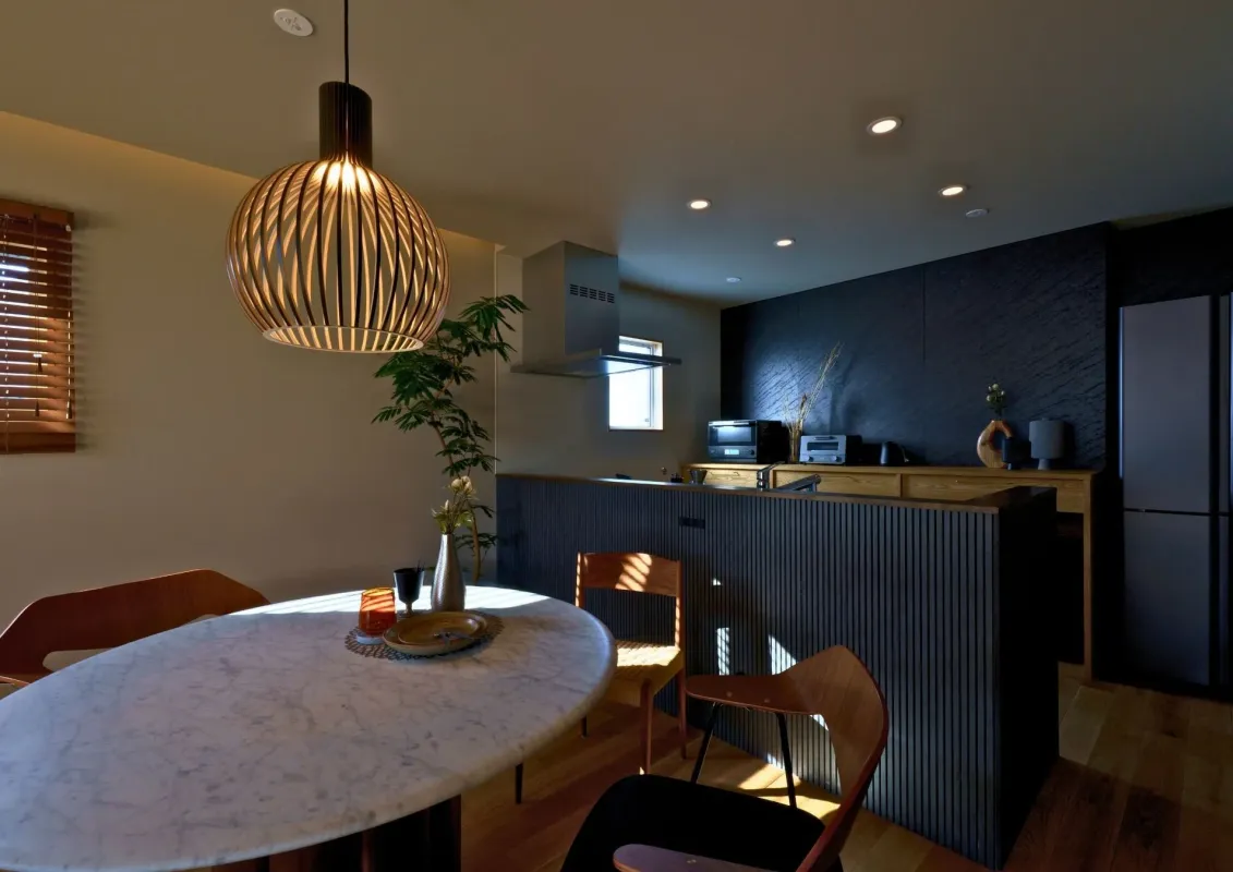 ダイニングルームとキッチンの様子