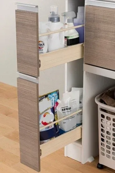 引き出しに整理された洗剤類のストック