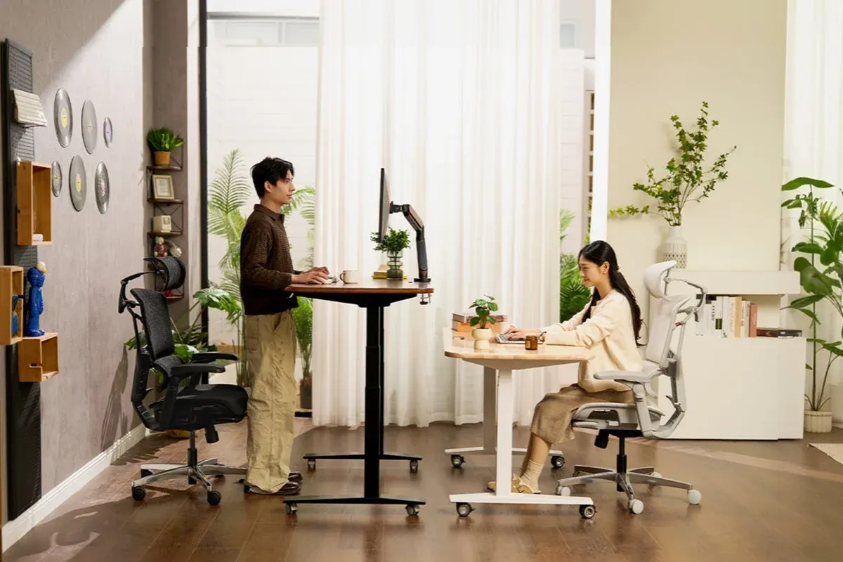 モダンな自宅オフィスで作業する男女