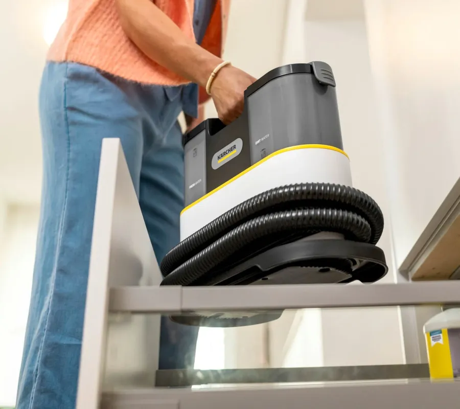 ケルヒャーSE 2を持ち運ぶ様子