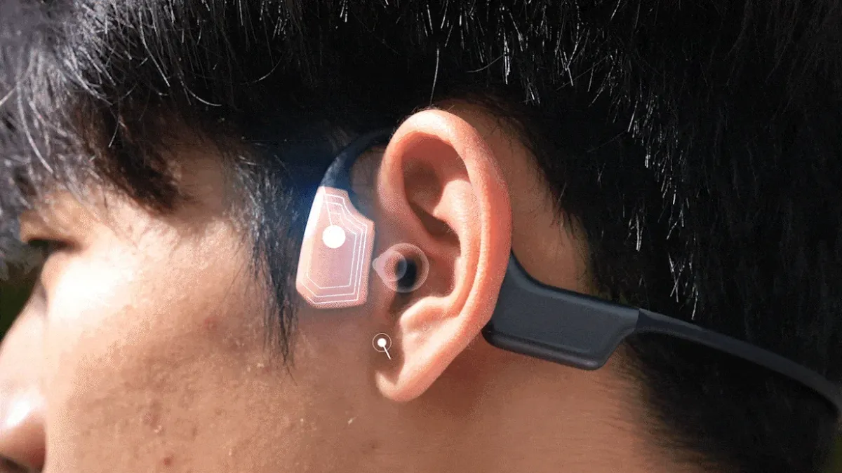 耳元に装着された未来的なイヤホン