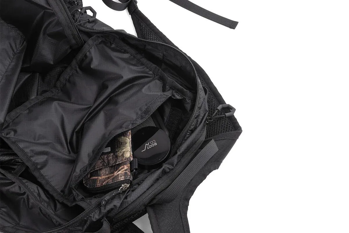 黒いバックパックの内部が写っており、複数の収納ポケット