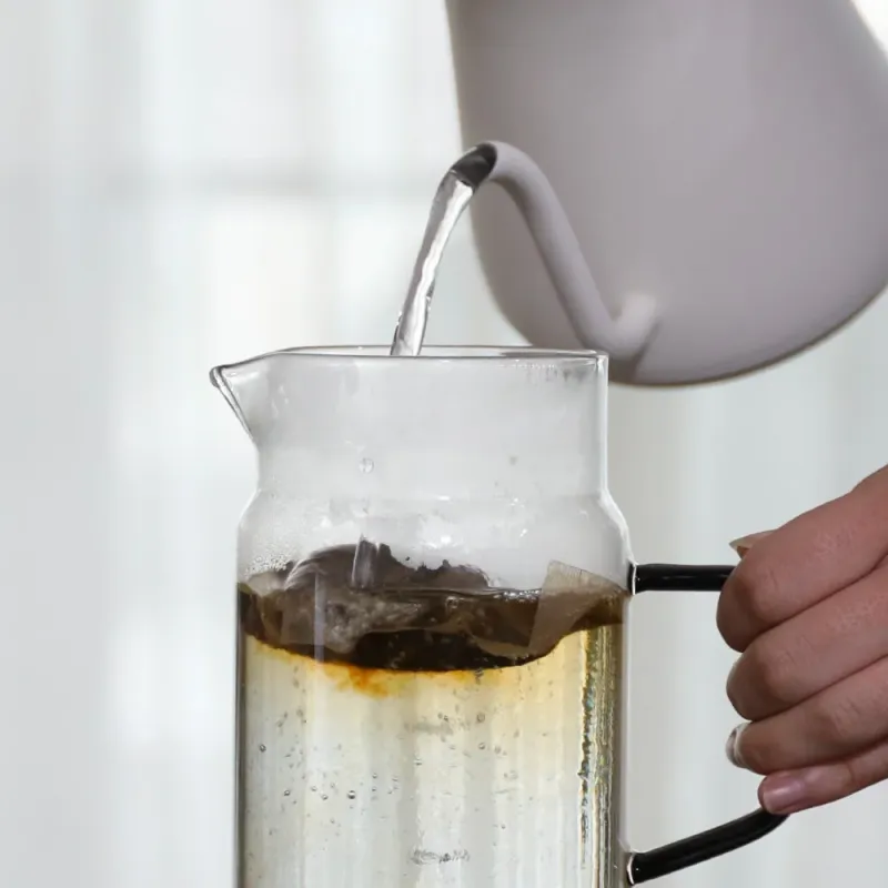 熱湯を注ぐ様子