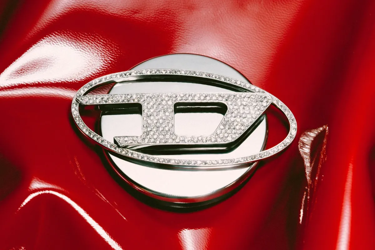 ダイヤモンドがちりばめられたディーゼルの「D」ロゴ
