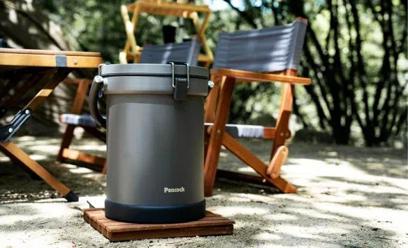 キャンプサイトのクーラーボックス